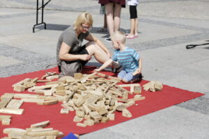 20.08.2016 Kielce. Rynek. Festiwal Hura Art zorganizowany dla dzieci przez Teatr Kubuś. / Jarosław Kubalski / Radio Kielce