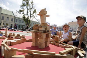 20.08.2016 Kielce. Rynek. Festiwal Hura Art zorganizowany dla dzieci przez Teatr Kubuś. / Jarosław Kubalski / Radio Kielce