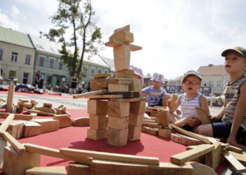 20.08.2016 Kielce. Rynek. Festiwal Hura Art zorganizowany dla dzieci przez Teatr Kubuś. / Jarosław Kubalski / Radio Kielce