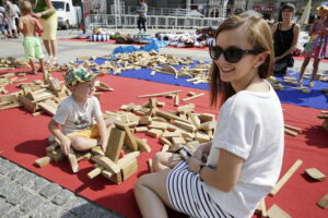 20.08.2016 Kielce. Rynek. Festiwal Hura Art zorganizowany dla dzieci przez Teatr Kubuś. / Jarosław Kubalski / Radio Kielce