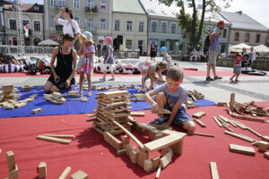 20.08.2016 Kielce. Rynek. Festiwal Hura Art zorganizowany dla dzieci przez Teatr Kubuś. / Jarosław Kubalski / Radio Kielce