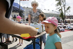 20.08.2016 Kielce. Rynek. Festiwal Hura Art zorganizowany dla dzieci przez Teatr Kubuś. / Jarosław Kubalski / Radio Kielce