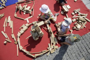 20.08.2016 Kielce. Rynek. Festiwal Hura Art zorganizowany dla dzieci przez Teatr Kubuś. / Jarosław Kubalski / Radio Kielce