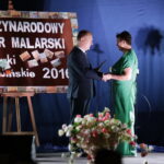 20.08.2016 Chęciny. Wernisaż poplenerowej wystawy malarskiej. "Chęcińskie pocztówki". / Jarosław Kubalski / Radio Kielce