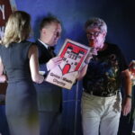 20.08.2016 Chęciny. Wernisaż poplenerowej wystawy malarskiej. "Chęcińskie pocztówki". / Jarosław Kubalski / Radio Kielce