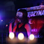 20.08.2016 Chęciny. Wernisaż poplenerowej wystawy malarskiej. "Chęcińskie pocztówki".  Śpiewa Anna Hamela. / Jarosław Kubalski / Radio Kielce