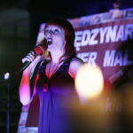 20.08.2016 Chęciny. Wernisaż poplenerowej wystawy malarskiej. "Chęcińskie pocztówki".  Śpiewa Anna Hamela. / Jarosław Kubalski / Radio Kielce