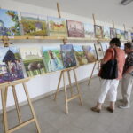 20.08.2016 Chęciny. Wernisaż poplenerowej wystawy malarskiej. "Chęcińskie pocztówki". / Jarosław Kubalski / Radio Kielce