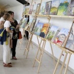 20.08.2016 Chęciny. Wernisaż poplenerowej wystawy malarskiej. "Chęcińskie pocztówki". / Jarosław Kubalski / Radio Kielce