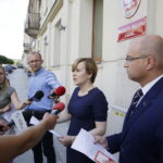 23.08.2016 Kielce. Poseł Anna Krupka składa zawiadomienie do prokuratury na starostę opatowskiego. / Jarosław Kubalski / Radio Kielce