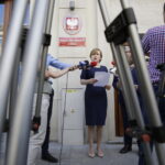 23.08.2016 Kielce. Poseł Anna Krupka składa zawiadomienie do prokuratury na starostę opatowskiego. / Jarosław Kubalski / Radio Kielce