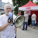 23.08.2016 Kielce. Solidarność zbiera podpisy przeciwko handlowi w niedziele. / Jarosław Kubalski / Radio Kielce