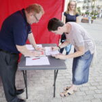 23.08.2016 Kielce. Solidarność zbiera podpisy przeciwko handlowi w niedziele. / Jarosław Kubalski / Radio Kielce