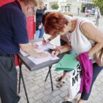 23.08.2016 Kielce. Solidarność zbiera podpisy przeciwko handlowi w niedziele. / Jarosław Kubalski / Radio Kielce
