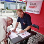 23.08.2016 Kielce. Solidarność zbiera podpisy przeciwko handlowi w niedziele. / Jarosław Kubalski / Radio Kielce