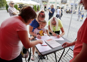 23.08.2016 Kielce. Solidarność zbiera podpisy przeciwko handlowi w niedziele. / Jarosław Kubalski / Radio Kielce