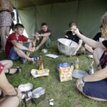 25.08.2016 Podzamcze Chęcińskie. Harcerze podczas różnych zajęć. Ogólnopolski zlot harcerski Wędrowna Watra. / Jarosław Kubalski / Radio Kielce