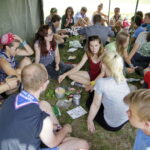 25.08.2016 Podzamcze Chęcińskie. Harcerze podczas różnych zajęć. Ogólnopolski zlot harcerski Wędrowna Watra. / Jarosław Kubalski / Radio Kielce