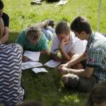 25.08.2016 Podzamcze Chęcińskie. Harcerze podczas różnych zajęć. Ogólnopolski zlot harcerski Wędrowna Watra. / Jarosław Kubalski / Radio Kielce