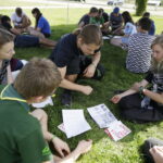 25.08.2016 Podzamcze Chęcińskie. Harcerze podczas różnych zajęć. Ogólnopolski zlot harcerski Wędrowna Watra. / Jarosław Kubalski / Radio Kielce