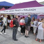 25.08.2016 Kielce. Rynek. Targi pracy. / Jarosław Kubalski / Radio Kielce