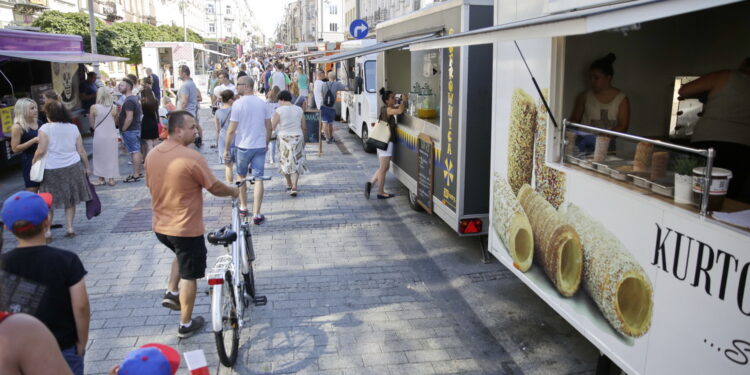 Foodtrucki zaparkują w Kielcach. Będą dania z różnych kontynentów