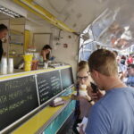 27.08.2016 Kielce. "Smaczne Zakończenie Lata" - zjazd foodtrucków na ulicy Sienkiewicza. / Jarosław Kubalski / Radio Kielce