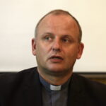 30.08.2016 Kielce. Konferencja prasowa w Caritas. Ks. Krzysztof Banasik. / Jarosław Kubalski / Radio Kielce