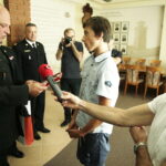 31.08.2016 Kielce. Komendant PSP podziękował Konradowi Myśliwcowi za uratowanie życia mężczyźnie podczas pożaru. / Jarosław Kubalski / Radio Kielce