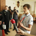 31.08.2016 Kielce. Komendant PSP podziękował Konradowi Myśliwcowi za uratowanie życia mężczyźnie podczas pożaru. / Jarosław Kubalski / Radio Kielce