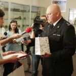 31.08.2016 Kielce. Komendant PSP podziękował Konradowi Myśliwcowi za uratowanie życia mężczyźnie podczas pożaru. / Jarosław Kubalski / Radio Kielce