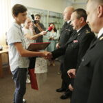 31.08.2016 Kielce. Komendant PSP podziękował Konradowi Myśliwcowi za uratowanie życia mężczyźnie podczas pożaru. / Jarosław Kubalski / Radio Kielce