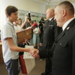 31.08.2016 Kielce. Komendant PSP podziękował Konradowi Myśliwcowi za uratowanie życia mężczyźnie podczas pożaru. / Jarosław Kubalski / Radio Kielce