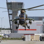 31.08.2016 Kielce. Przygotowania do MSPO. Laduje helikopter Tiger koncernu Airbus Helicopters. / Jarosław Kubalski / Radio Kielce