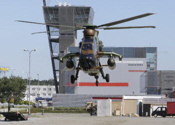 31.08.2016 Kielce. Przygotowania do MSPO. Laduje helikopter Tiger koncernu Airbus Helicopters. / Jarosław Kubalski / Radio Kielce