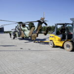 31.08.2016 Kielce. Przygotowania do MSPO. Laduje helikopter Tiger koncernu Airbus Helicopters. / Jarosław Kubalski / Radio Kielce