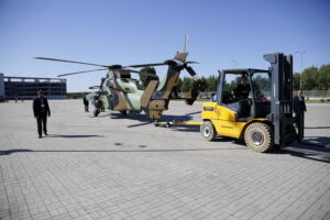 31.08.2016 Kielce. Przygotowania do MSPO. Laduje helikopter Tiger koncernu Airbus Helicopters. / Jarosław Kubalski / Radio Kielce