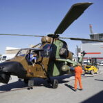 31.08.2016 Kielce. Przygotowania do MSPO. Laduje helikopter Tiger koncernu Airbus Helicopters. / Jarosław Kubalski / Radio Kielce