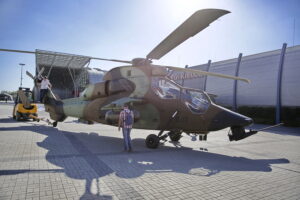 31.08.2016 Kielce. Przygotowania do MSPO. Laduje helikopter Tiger koncernu Airbus Helicopters. / Jarosław Kubalski / Radio Kielce