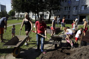 20.08.2016 Na kieleckim osiedlu Czarnów powstaje ogród miejski / Jarosław Kubalski / Radio Kielce