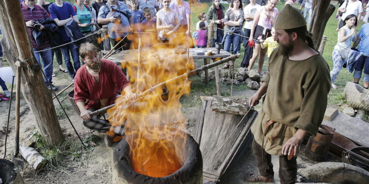 13.08.2016 Nowa Słupia. Dymarki. / Jarosław Kubalski / Radio Kielce