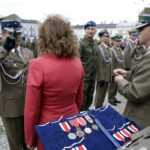 15.08.2016. Obchody Święta Wojska Polskiego w Kielcach. Wojewoda świętokrzyski Agata Wojtyszek przekazała żołnierzom akty mianowań na wyższe stopnie wojskowe oraz wręczyła odznaczenia państwowe / Jarosław Kubalski / Radio Kielce