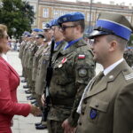 15.08.2016. Obchody Święta Wojska Polskiego w Kielcach. Wojewoda świętokrzyski Agata Wojtyszek przekazała żołnierzom akty mianowań na wyższe stopnie wojskowe oraz wręczyła odznaczenia państwowe / Jarosław Kubalski / Radio Kielce