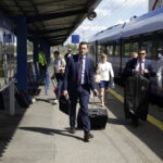 03.08.2016. Wicepremier i minister rozwoju Mateusz Morawiecki dotarł do Kielc pociągiem / Jarosław Kubalski / Radio Kielce