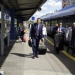 03.08.2016. Wicepremier i minister rozwoju Mateusz Morawiecki dotarł do Kielc pociągiem / Jarosław Kubalski / Radio Kielce