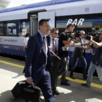 03.08.2016. Wicepremier i minister rozwoju Mateusz Morawiecki dotarł do Kielc pociągiem / Jarosław Kubalski / Radio Kielce