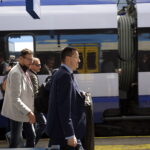 03.08.2016. Wicepremier i minister rozwoju Mateusz Morawiecki dotarł do Kielc pociągiem / Jarosław Kubalski / Radio Kielce