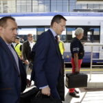 03.08.2016. Wicepremier i minister rozwoju Mateusz Morawiecki dotarł do Kielc pociągiem / Jarosław Kubalski / Radio Kielce