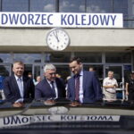 03.08.2016. Wicepremier i minister rozwoju Mateusz Morawiecki dotarł do Kielc pociągiem / Jarosław Kubalski / Radio Kielce