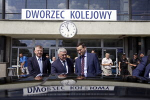 03.08.2016. Wicepremier i minister rozwoju Mateusz Morawiecki dotarł do Kielc pociągiem / Jarosław Kubalski / Radio Kielce